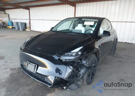 2024 Tesla Model Y Long Range Dual Motor All-Wheel Drive z USA, uszkodzony, nr VIN 7SAYGDEE6RF986520